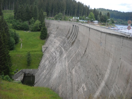Staumauer des Schluchsees im südlichen Schwarzwald